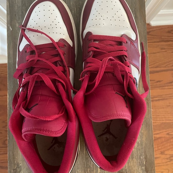 Popular Jordan 1’s! - Picture 2 of 3